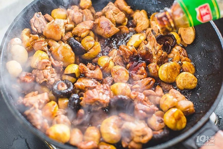 軟糯香甜的板栗搭配雞肉簡(jiǎn)直棒呆,誰也不要跟我搶栗子哦