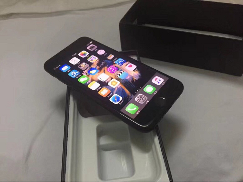 国行保修期内黑色苹果7手机转让,今年4月_以物