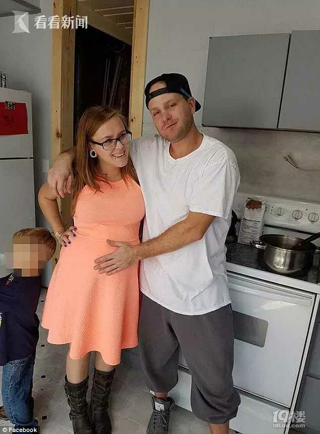 熊孩子扔石块砸碎货车挡风玻璃 车内男子被