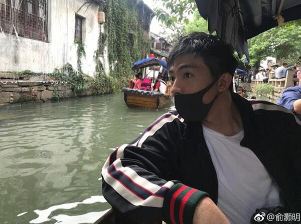 俞灏明圆梦酒吧驻唱歌手 声线迷人别有滋味-八