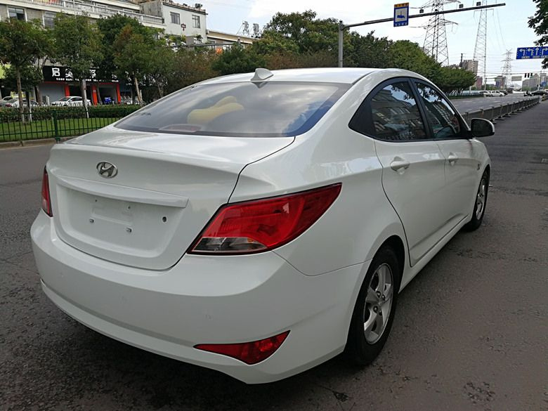 现代瑞纳1.4at 白色 精品车况