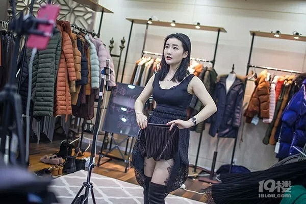 杭州四季青服装市场开出6个直播间,网红女-早