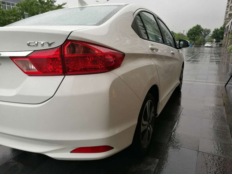 本田锋范1.5at 自动挡 白色