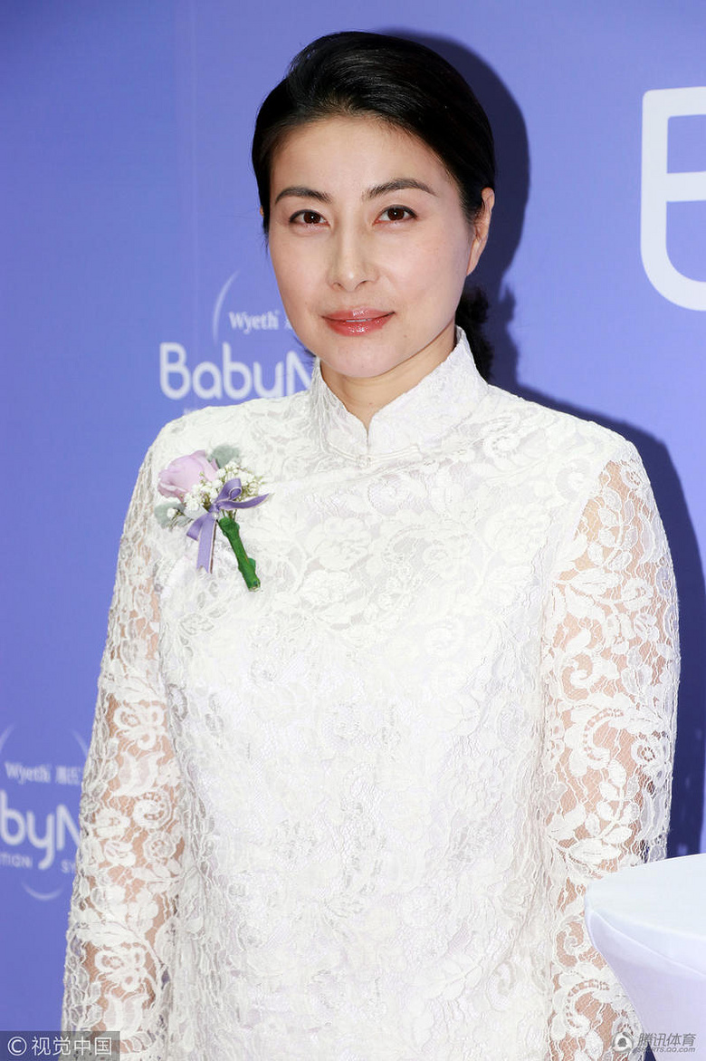 高清:郭晶晶穿蕾丝装出席活动 贵妇范儿十足
