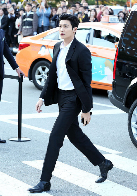 还有大长腿朴炯植.腿长就是好啊,走起路来自动带风.