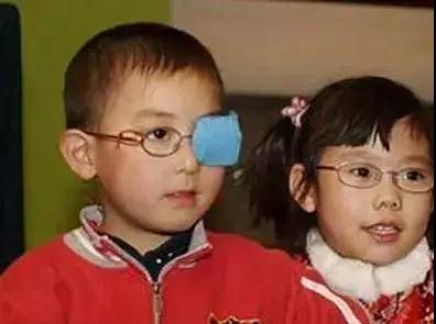 为什么总有小孩带着眼镜还遮住一只眼睛?_眼
