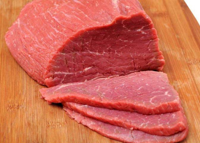 按照正常的牛肉行情, 大宗批發市場的鮮牛肉 均價26元一斤上下▼