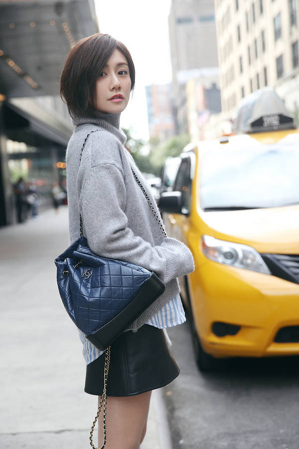 刘芸毛衣半裙徜徉街头 纵情玩转少女风