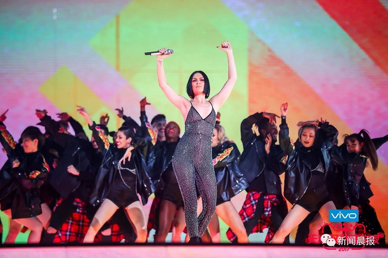 嘻哈小天皇吴亦凡一首《july》点燃全场.