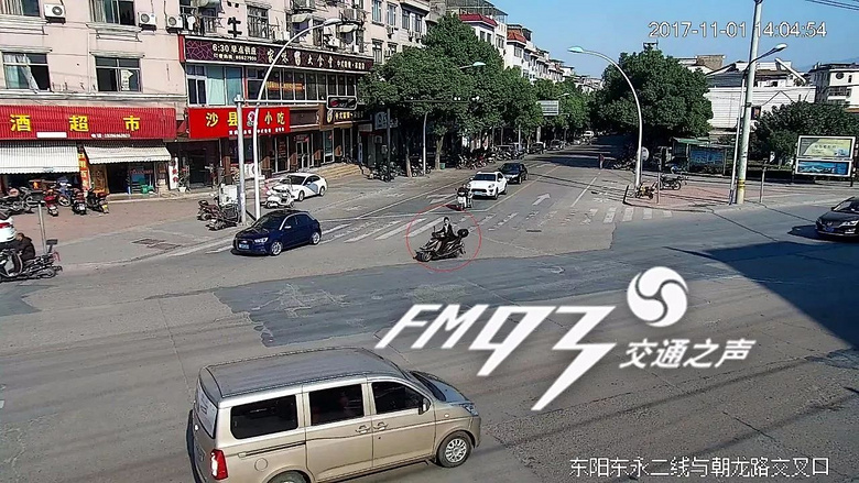 偶遇帅哥来借手机,东阳俩女孩热心回应,没想到