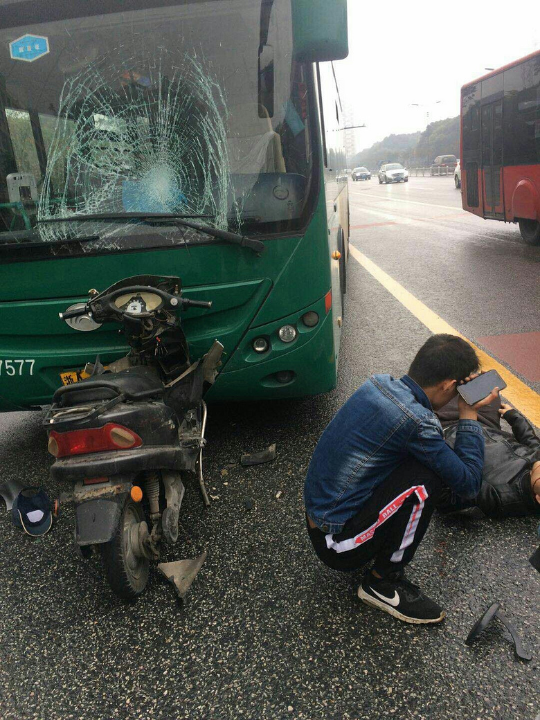 2017-11-16 10:43沙發這種人撞死活該,還要連累公交司機快速回帖使用