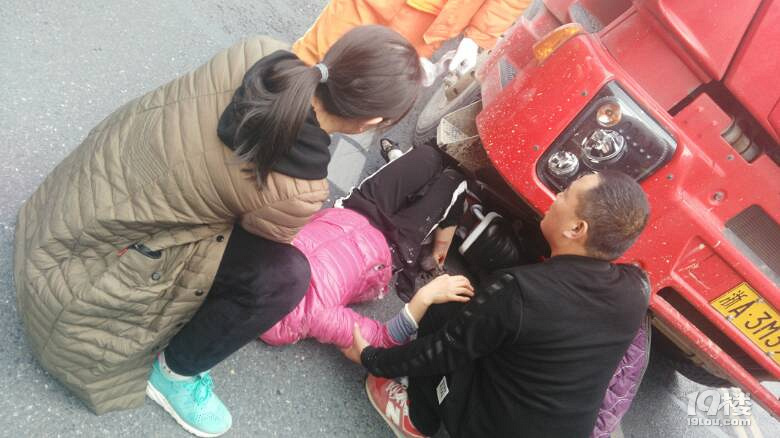 突发!大关小区公交车站附近大货车撞到电动车