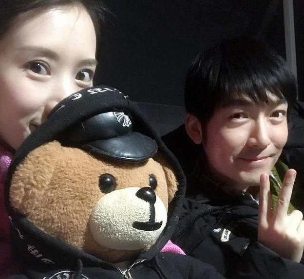 阔太李念深夜晒与张博合照:你们的老公都累瘦了