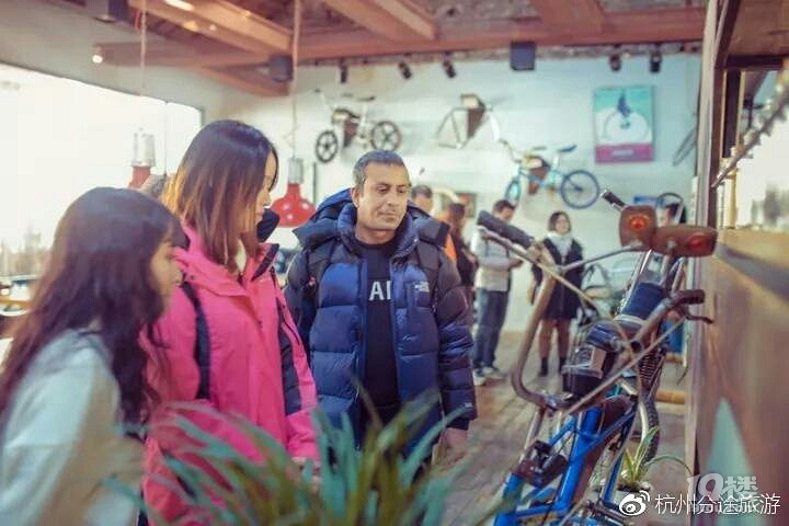 老外在莫干山骑共享单车邂逅最美乡村-结伴同