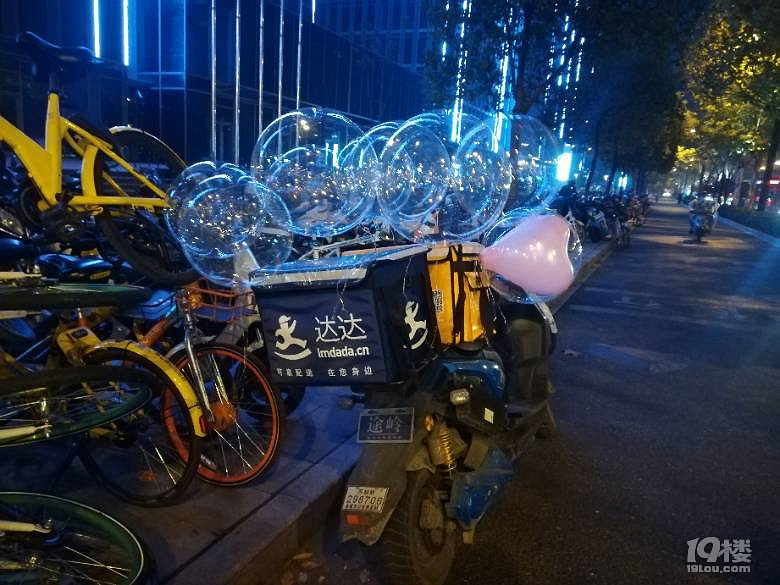 杭州城北某商场附近,外卖小哥送餐还送上了网