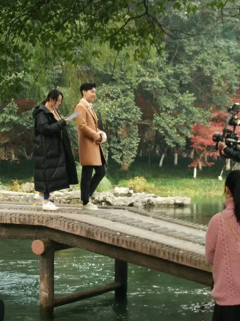 热巴邓伦正在太子湾拍戏!可以去偶遇哦~今天真的好冷呢