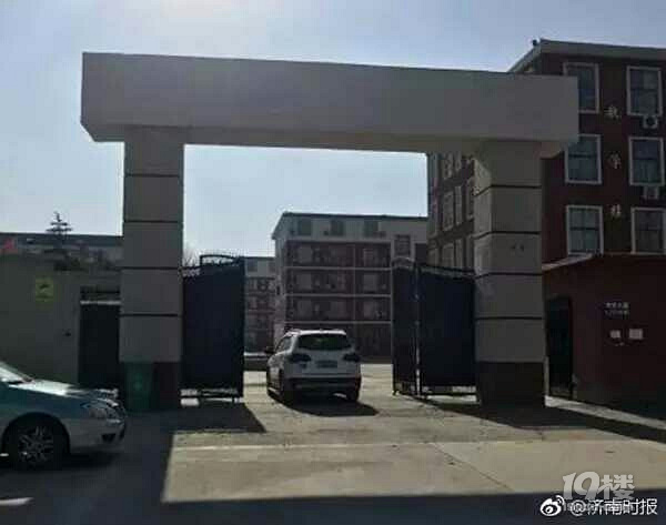 济南两女学生传纸条对骂 熄灯后争吵斗殴1-早