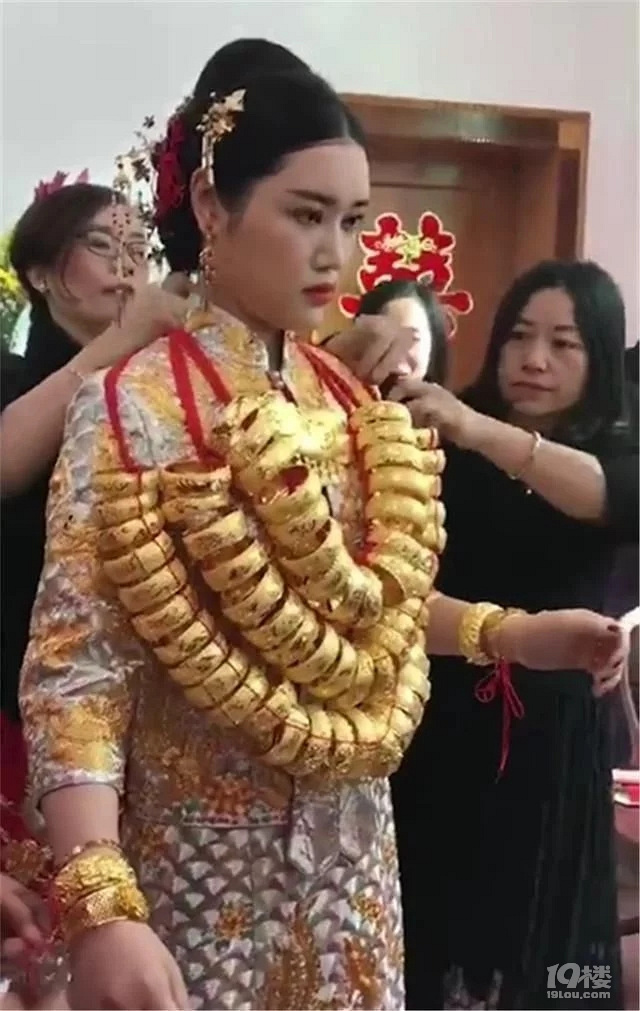 广东人的彩礼太土豪,新娘脖子上挂着四五十个