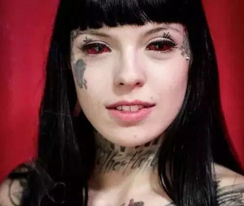 女模特在眼球纹身流出紫色眼泪恐失明看完不敢纹眉了