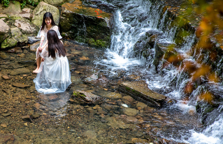 【冬天九溪戏水一双女子】