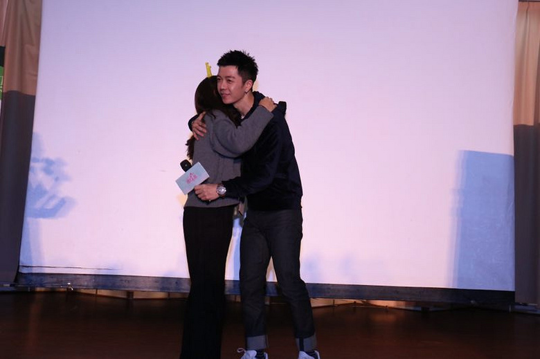 王栎鑫在工业大学与学生们热情互动,没想到成