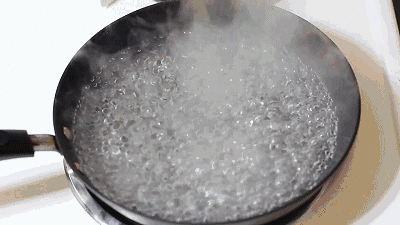 开大火烧开白醋水,五分钟后你就会拥有一口新锅