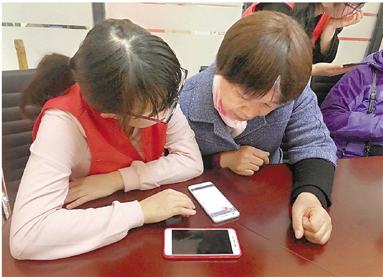 晨光社区这个活动蛮暖心 教老人玩转智能手机
