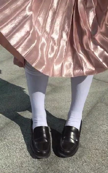 实际上不知道在裙子里藏了多少条秋裤 &darr;&darr