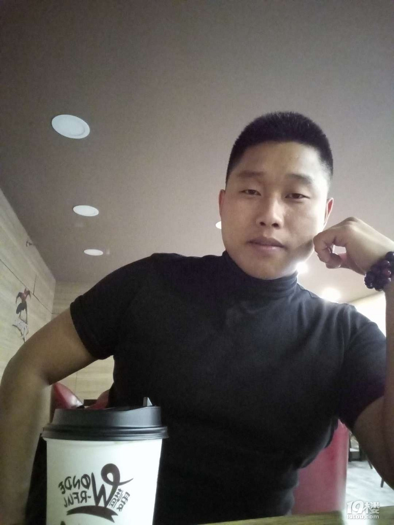很简单的一个人很踏实。希望早点遇到你。。。