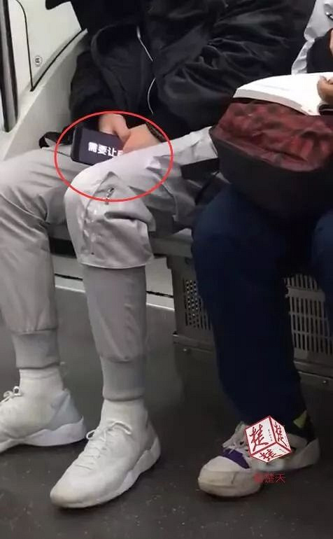 今天,这个地铁上的睡觉哥火了!网友说:这种男