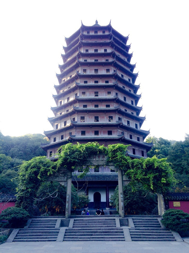 百年老楼千年塔,隐匿江边诉衷肠