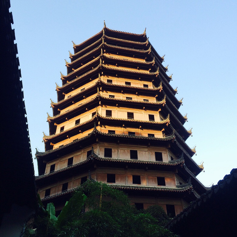 百年老楼千年塔隐匿江边诉衷肠