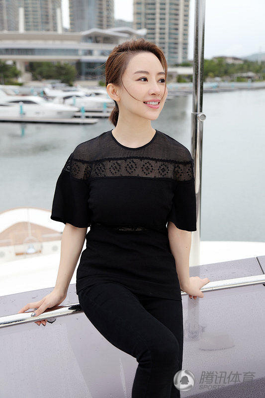 高清:潘晓婷海边度假美如画 黑色透视装撩人