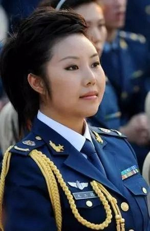 在和丈夫的结婚照上,纪敏佳也是穿着英姿飒爽的军装↓纪敏佳从红极一