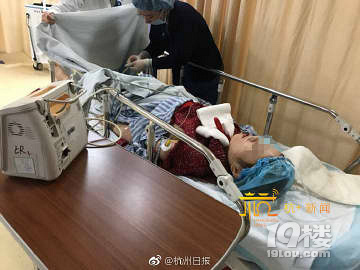 惨！昨晚下沙21岁年轻女孩被匕首刺入脖子隔壁躺着喝了药的男友
