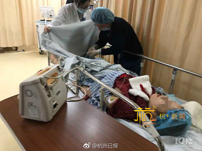 惨！昨晚下沙21岁年轻女孩被匕首刺入脖子隔壁躺着喝了药的男友