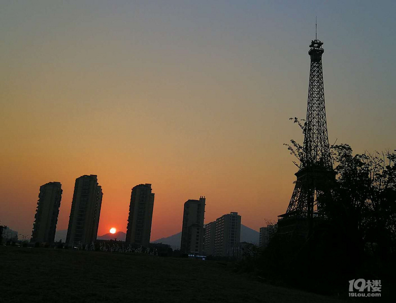 天都城:陌生男子躲门后 看到老人开门撒腿就跑