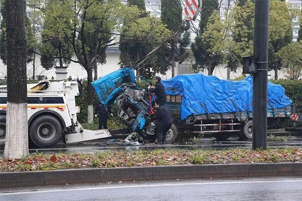 今早之江路大货车冲上人行道撞墙,2死1