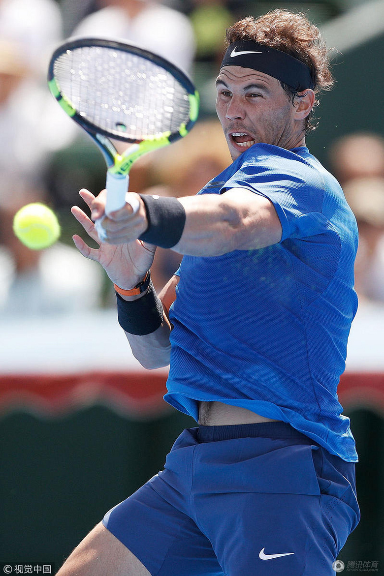 高清:纳达尔新赛季首战告负 赛场卖力挥汗如雨