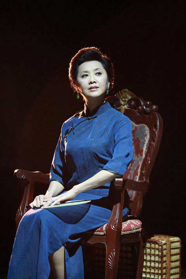 在工作之外,还像个少女一般永远满怀对生活的热爱,敢一个人背着相机