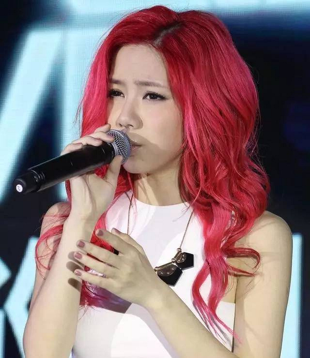 邓紫棋也算hold住了红发,这款红色很热门.