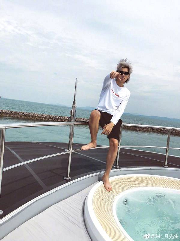 吴亦凡晒帅照网友焦点跑偏 不剪脚趾甲耳屎照也亮了