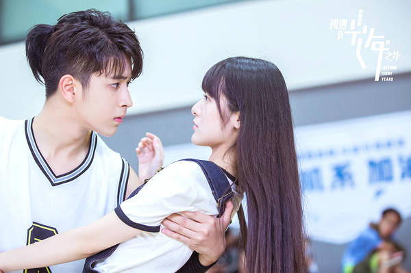 陈若轩告白徐娇"喜欢你" 《光年之外》发校园曲