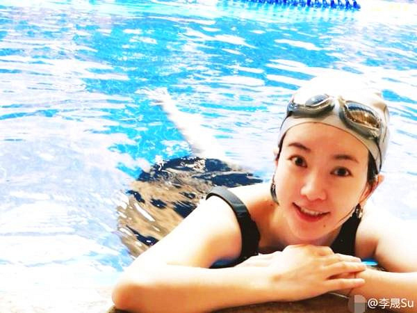 "小燕子"李晟挺大肚游泳 吓坏网友:会不会太危险