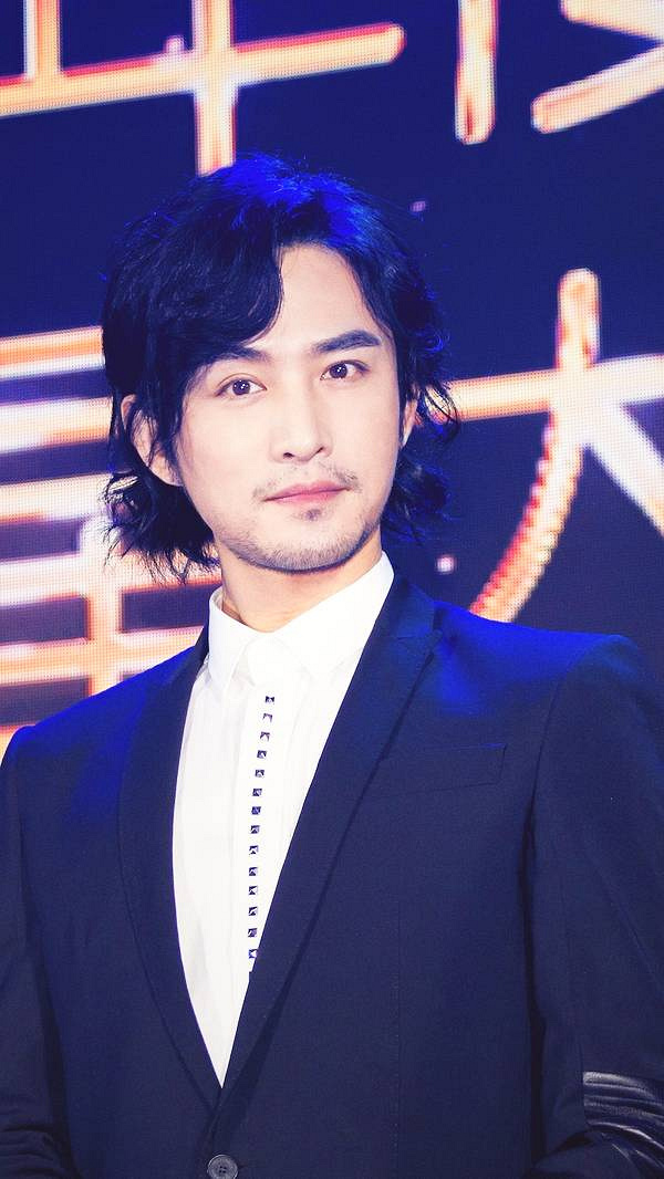 张晓晨亮相颁奖盛典 年度风尚偶像印证质感演