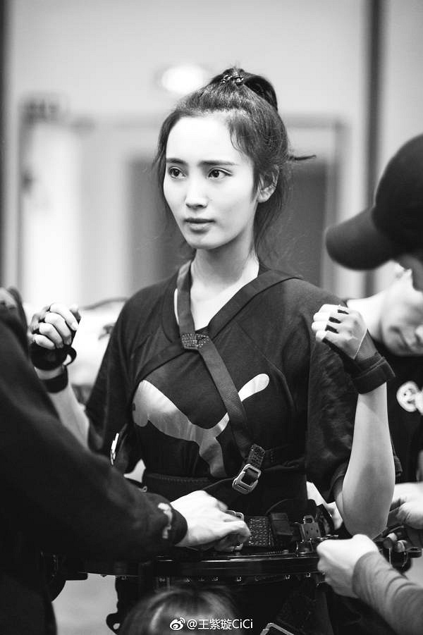 王紫璇《黄金瞳》热拍晒素颜照 网友赞:素颜女神