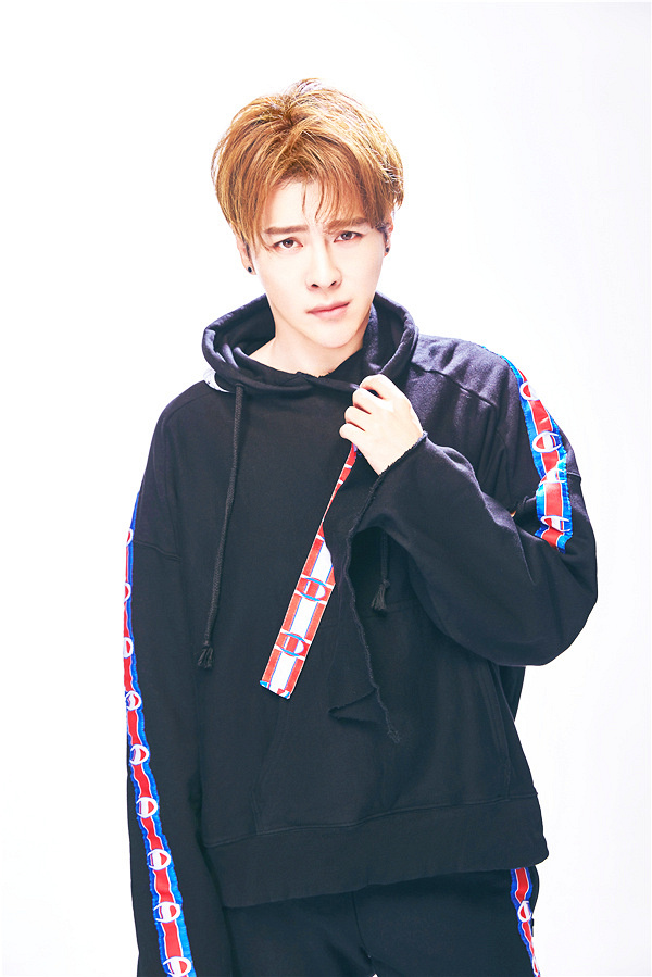 徐海乔身着休闲风私服自拍 穿出混搭时髦范儿