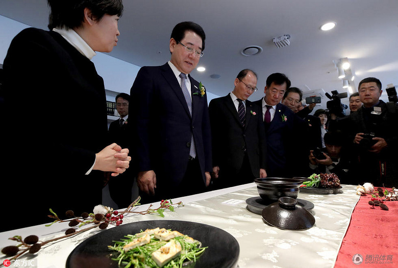 高清:食品供应商与冬奥委会签约合同 运动员食