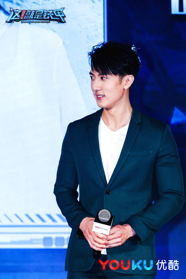 《这!就是铁甲》郑爽吴尊张一山集结 郑爽带伤