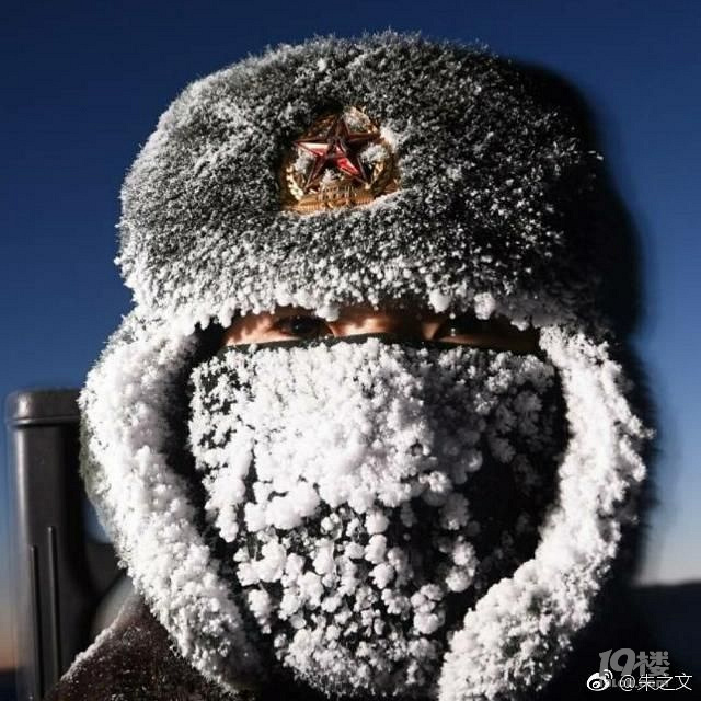 边防战士大雪站岗图片